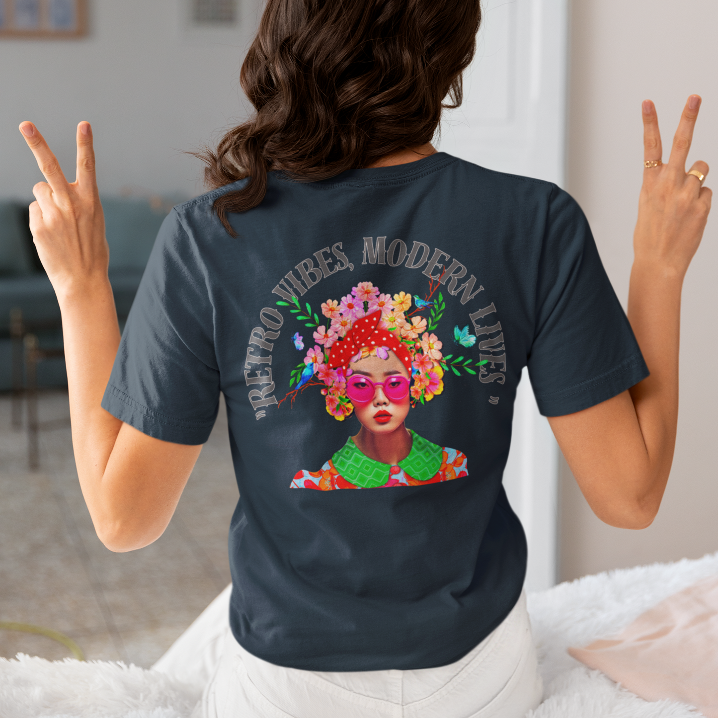 "Retro Vibes, Modern Lives" print achter